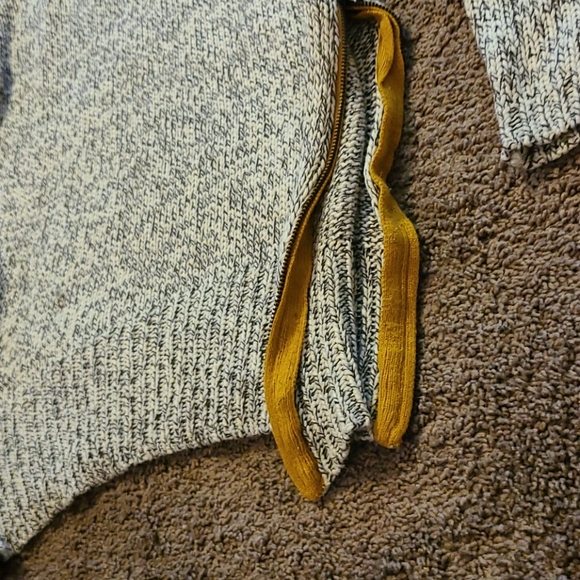 Unique knit sweater with side zippers - Picture 4 of 6